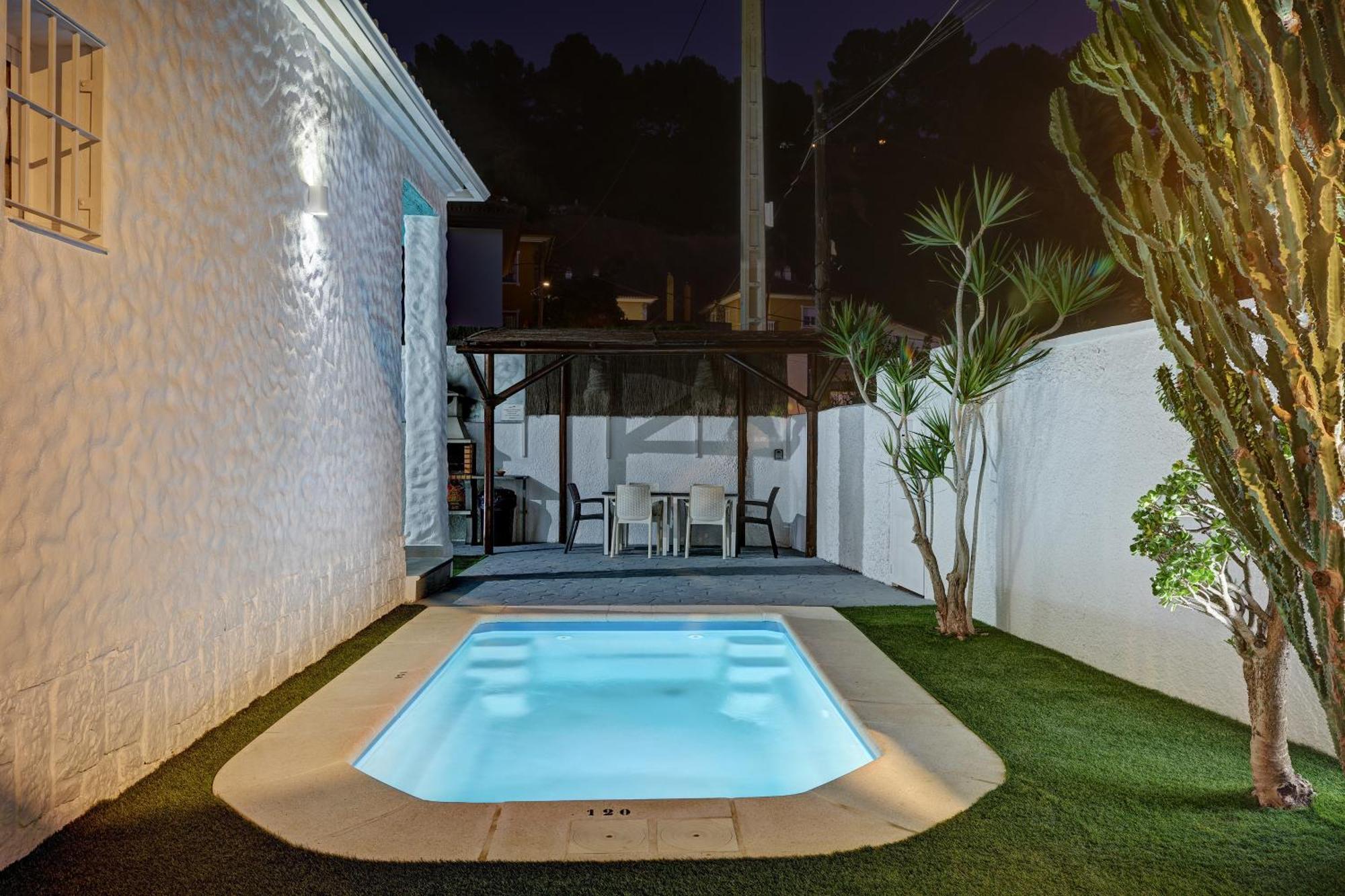 Isabel By Seric, 15' Walking To The
